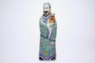 Twee Chinese famille rose figuren van onsterfelijken en een wit-geglazuurde Boeddha, 19/20e eeuw