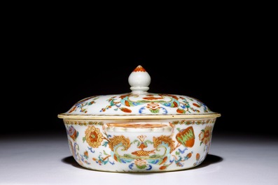 Een Chinese famille rose export &ldquo;Pompadour&rdquo; papkom met deksel, ca. 1745