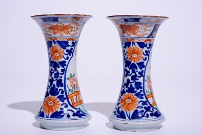 Une paire de vases en fa&iuml;ence de Delft polychrome petit feu de style Kakiemon, 18&egrave;me