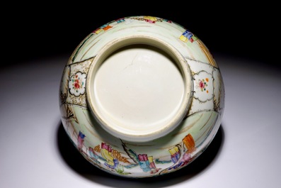 Een Chinese famille rose kom met mandarijns decor, Qianlong