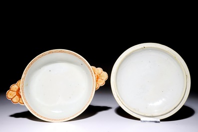 Een Chinese famille rose export &ldquo;Pompadour&rdquo; papkom met deksel, ca. 1745