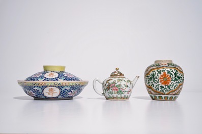 Un lot vari&eacute; en porcelaine de Chine famille rose, verte et monochrome, 19/20&egrave;me