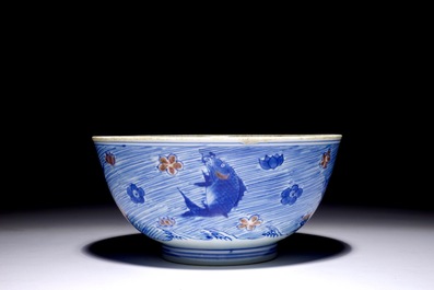 Un bol en porcelaine de Chine bleu, blanc et rouge de cuivre aux carpes et cr&eacute;atures marines, marque et &eacute;poque de Kangxi