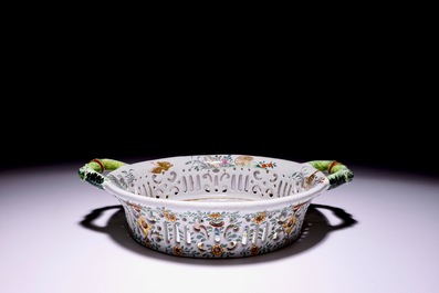 Un panier ajour&eacute; en fa&iuml;ence de Delft polychrome petit feu avec l'example chinois en famille rose, 18&egrave;me