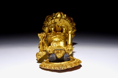 Een verguld bronzen figuur van Tara staand op een lotustroon, China, 19e eeuw