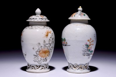 Twee Chinese famille rose en grisaille export melkkannetjes met deksels, Qianlong