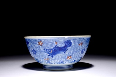 Un bol en porcelaine de Chine bleu, blanc et rouge de cuivre aux carpes et cr&eacute;atures marines, marque et &eacute;poque de Kangxi