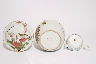 Een gevarieerd lot Chinees famille rose en qianjiang cai porselein, 19/20e eeuw