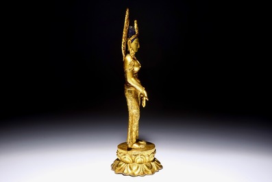 Een verguld bronzen figuur van Tara staand op een lotustroon, China, 19e eeuw