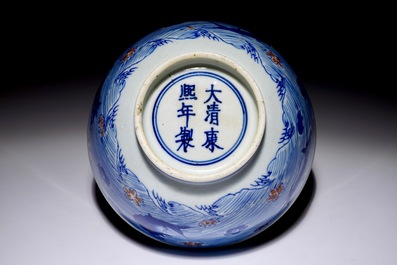 Un bol en porcelaine de Chine bleu, blanc et rouge de cuivre aux carpes et cr&eacute;atures marines, marque et &eacute;poque de Kangxi