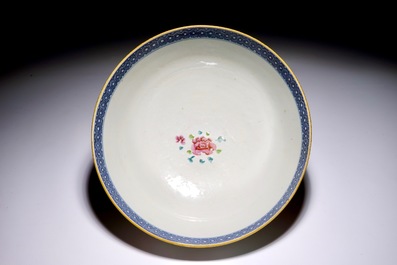 Een Chinese famille rose kom met mandarijns decor, Qianlong