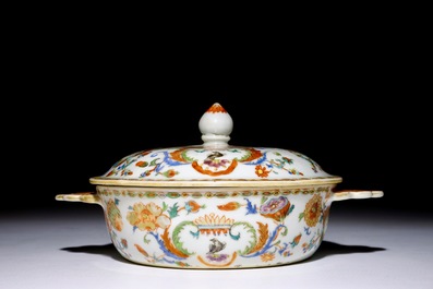 Een Chinese famille rose export &ldquo;Pompadour&rdquo; papkom met deksel, ca. 1745