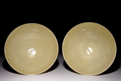 Une paire de bols monochromes emaill&eacute;s en couleur cr&egrave;me, Chine, Song du Nord ou Jin