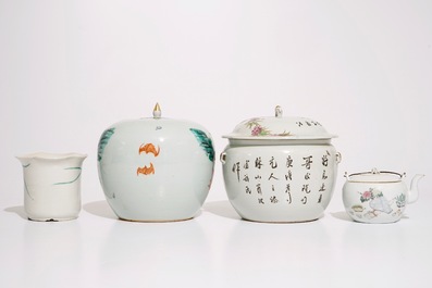 Een gevarieerd lot Chinees famille rose en qianjiang cai porselein, 19/20e eeuw