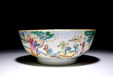 Een Chinese famille rose kom met mandarijns decor, Qianlong