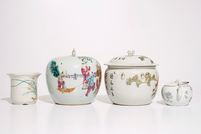 Een gevarieerd lot Chinees famille rose en qianjiang cai porselein, 19/20e eeuw