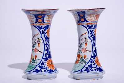 Une paire de vases en fa&iuml;ence de Delft polychrome petit feu de style Kakiemon, 18&egrave;me