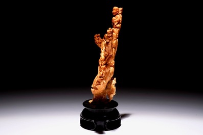 Un groupe en corail sculpt&eacute; figurant des immortels, Chine, 19/20&egrave;me