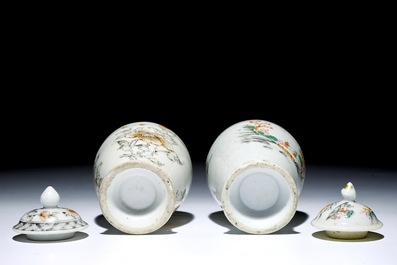 Twee Chinese famille rose en grisaille export melkkannetjes met deksels, Qianlong