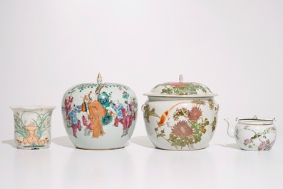 Een gevarieerd lot Chinees famille rose en qianjiang cai porselein, 19/20e eeuw