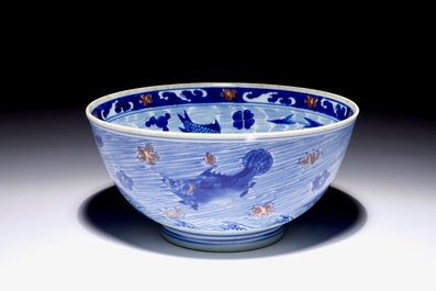Un bol en porcelaine de Chine bleu, blanc et rouge de cuivre aux carpes et cr&eacute;atures marines, marque et &eacute;poque de Kangxi
