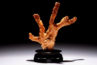 Un groupe en corail sculpt&eacute; figurant des immortels, Chine, 19/20&egrave;me