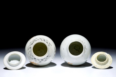 Twee Chinese famille rose en grisaille export melkkannetjes met deksels, Qianlong