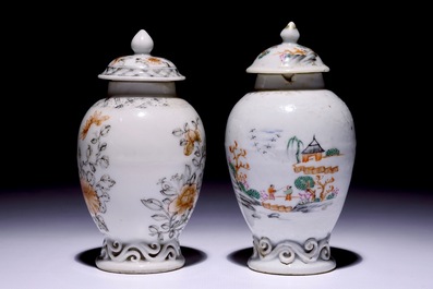 Twee Chinese famille rose en grisaille export melkkannetjes met deksels, Qianlong