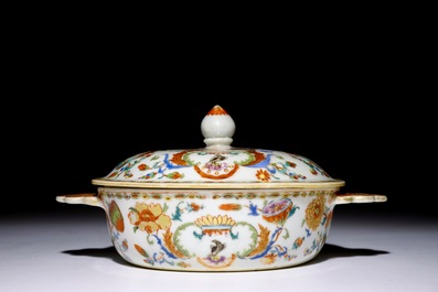 Een Chinese famille rose export &ldquo;Pompadour&rdquo; papkom met deksel, ca. 1745