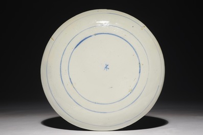Une assiette en fa&iuml;ence de Delft bleu et blanc aux tonneliers de la s&eacute;rie des "Zodiaques", d&eacute;but du 18&egrave;me