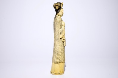 Un grand mod&egrave;le d'une Guanyin en ivoire sculpt&eacute;, Chine, 19&egrave;me
