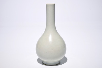 A Chinese monochrome white-glazed anhua dragon vase, 18/19th C.