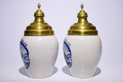 Une paire de pots &agrave; tabac en fa&iuml;ence de Delft avec inscription "Het Wapen van Zeeland", 18&egrave;me