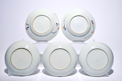 Un lot vari&eacute; de cinq assiettes, une paire de figures en pierre serpentine et un bol couvert japonais, 18/20&egrave;me