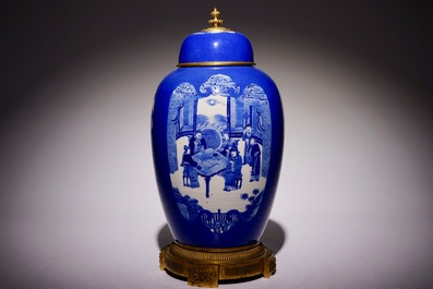Un pot couvert en porcelaine de Chine bleu poudr&eacute; mont&eacute; en bronze, 19&egrave;me