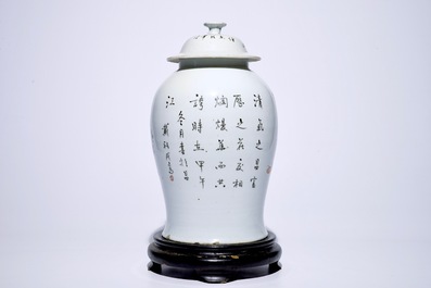 A Chinese qianjiang cai vase and cover with "100 antiquities" design, 19/20th C.