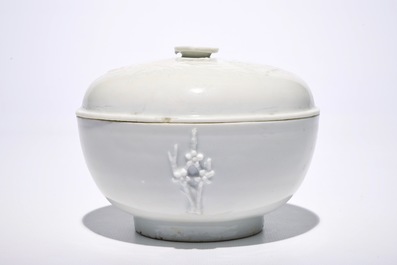 A Chinese Dehua blanc de Chine bowl and cover with applied decoration, 19th C.