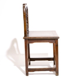Une paire de chaises en bois sculpt&eacute; incrust&eacute; de marbre, 19/20&egrave;me