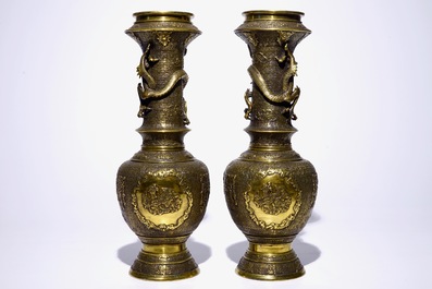 Une paire de vases en cuivre dor&eacute; aux dragons appliqu&eacute;s, Meiji/Taisho, 19/20&egrave;me