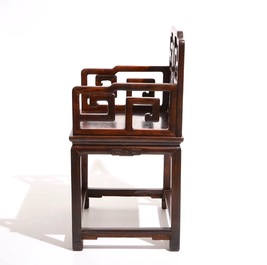 Une paire de chaises en bois sculpt&eacute;, 19&egrave;me