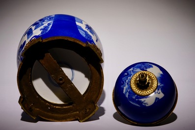Un pot couvert en porcelaine de Chine bleu poudr&eacute; mont&eacute; en bronze, 19&egrave;me