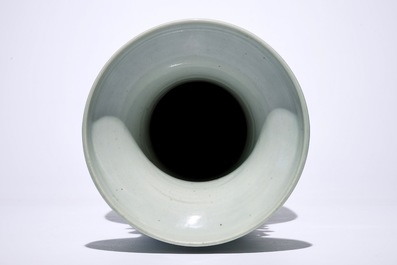Een Chinese vaas met blauw-wit decor van onsterfelijken op celadon fondkleur, 19e eeuw