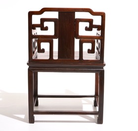 Une paire de chaises en bois sculpt&eacute;, 19&egrave;me