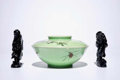 Un lot vari&eacute; de cinq assiettes, une paire de figures en pierre serpentine et un bol couvert japonais, 18/20&egrave;me