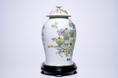 A Chinese qianjiang cai vase and cover with "100 antiquities" design, 19/20th C.