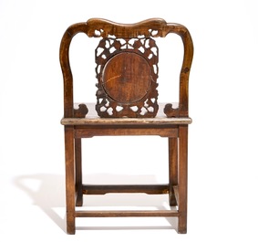 Une paire de chaises en bois sculpt&eacute; incrust&eacute; de marbre, 19/20&egrave;me