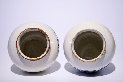 Une paire de pots &agrave; tabac en fa&iuml;ence de Delft avec inscription "Het Wapen van Zeeland", 18&egrave;me