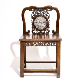 Une paire de chaises en bois sculpt&eacute; incrust&eacute; de marbre, 19/20&egrave;me