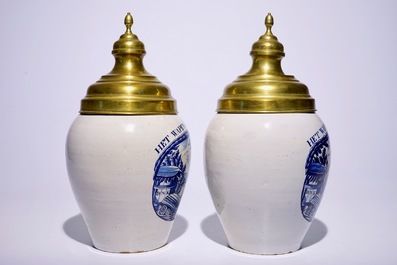 Une paire de pots &agrave; tabac en fa&iuml;ence de Delft avec inscription "Het Wapen van Zeeland", 18&egrave;me