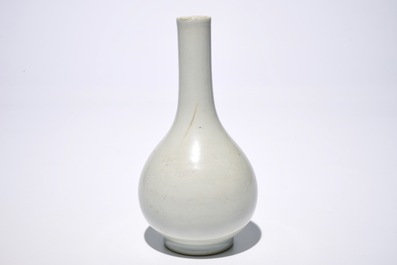 A Chinese monochrome white-glazed anhua dragon vase, 18/19th C.